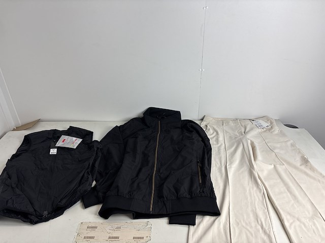 Partij kleding - afbeelding 3 van  11