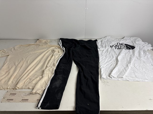 Partij kleding - afbeelding 1 van  11