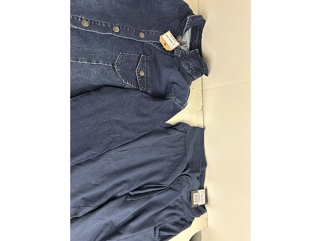 Partij kleding - afbeelding 6 van  11