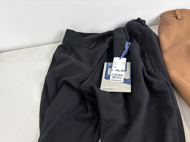 Partij kleding - afbeelding 8 van  11