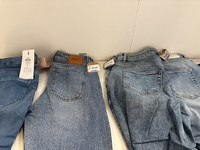 Partij kleding - afbeelding 2 van  15