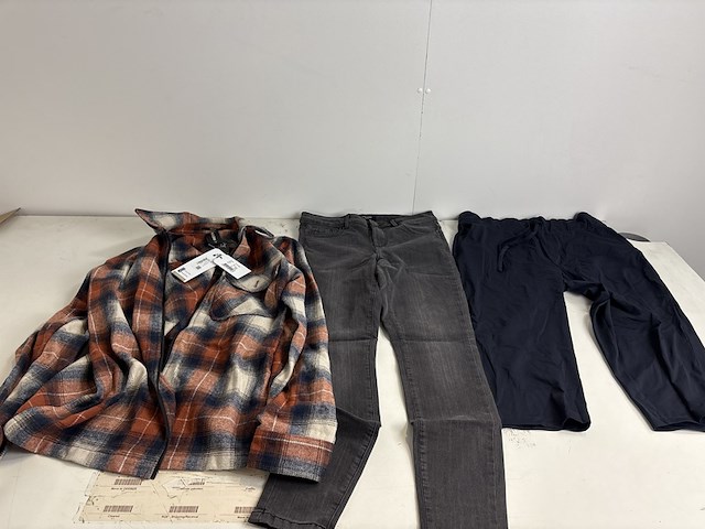 Partij kleding - afbeelding 9 van  15