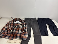 Partij kleding - afbeelding 9 van  15