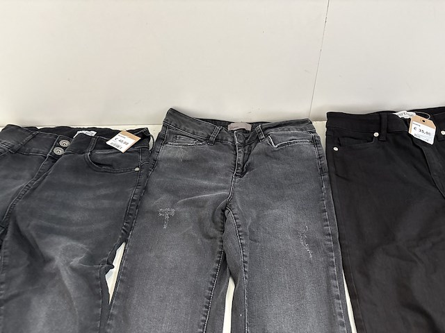 Partij kleding - afbeelding 10 van  15