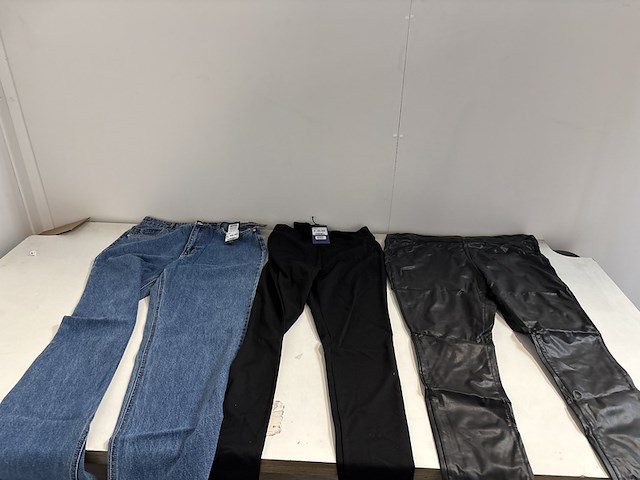 Partij kleding - afbeelding 1 van  11