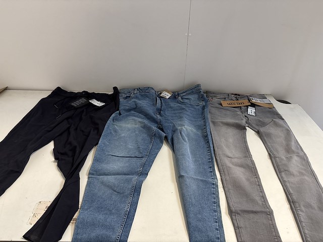 Partij kleding - afbeelding 8 van  11