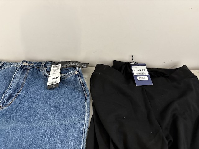 Partij kleding - afbeelding 9 van  11