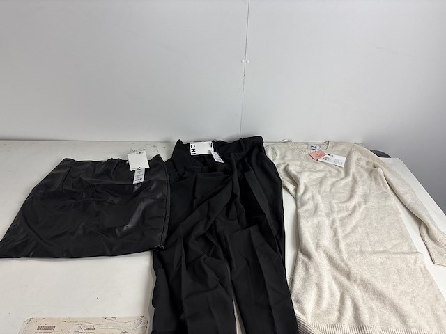 Partij kleding - afbeelding 1 van  6