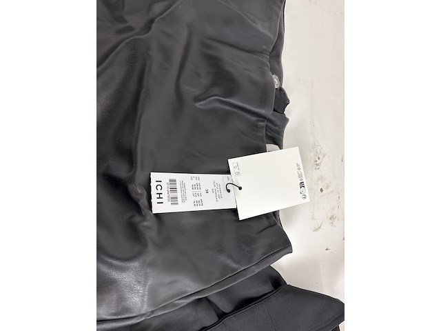 Partij kleding - afbeelding 2 van  6