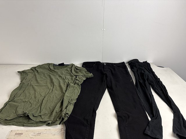 Partij kleding - afbeelding 1 van  6