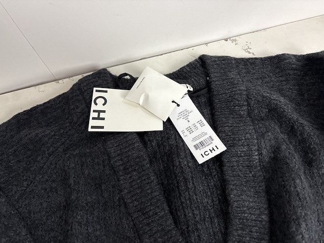 Partij kleding - afbeelding 2 van  6