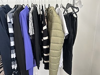 Partij kleding - afbeelding 1 van  3