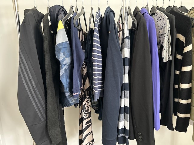 Partij kleding - afbeelding 2 van  3