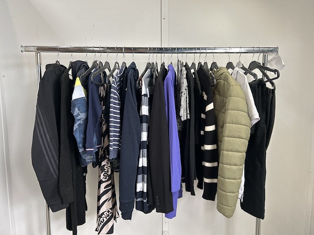 Partij kleding - afbeelding 3 van  3