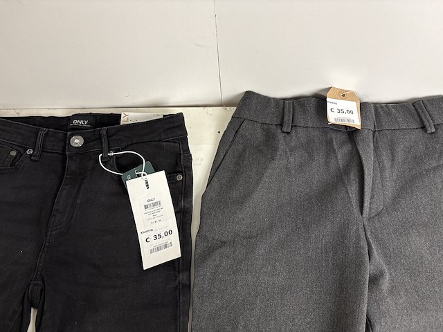 Partij kleding - afbeelding 1 van  10