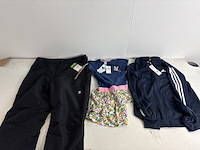 Partij kleding - afbeelding 1 van  8