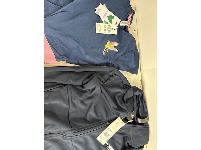 Partij kleding - afbeelding 5 van  8