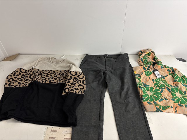 Partij kleding - afbeelding 8 van  8