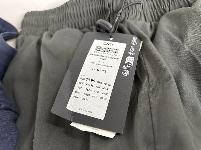 Partij kleding - afbeelding 6 van  8