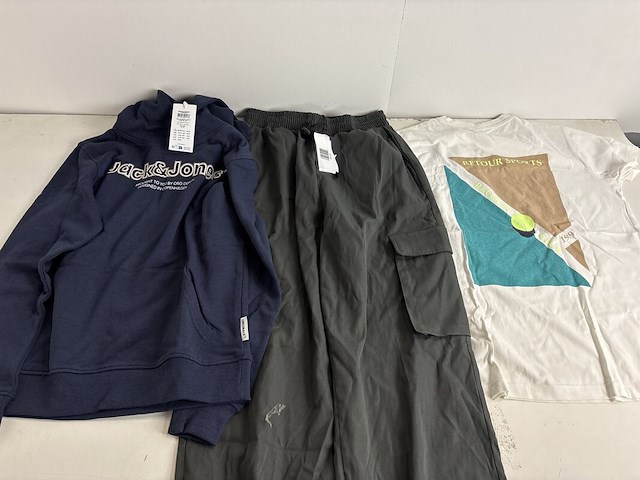 Partij kleding - afbeelding 7 van  8