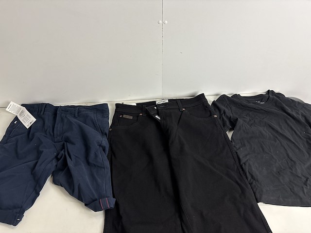 Partij kleding - afbeelding 3 van  9