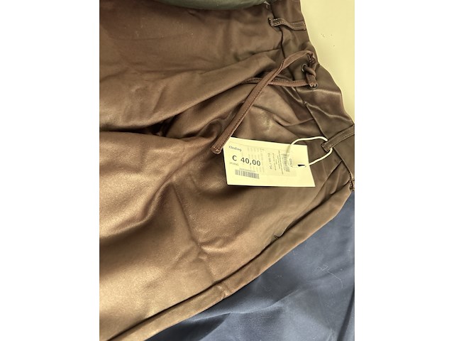 Partij kleding - afbeelding 4 van  5