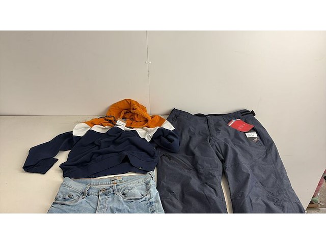 Partij kleding - afbeelding 1 van  8