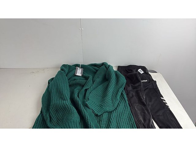 Partij kleding - afbeelding 3 van  8