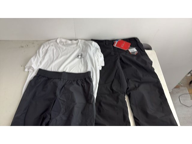 Partij kleding - afbeelding 6 van  8