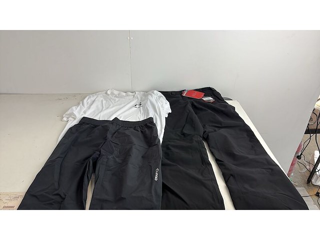 Partij kleding - afbeelding 7 van  8