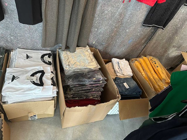 Partij kleding - afbeelding 1 van  8