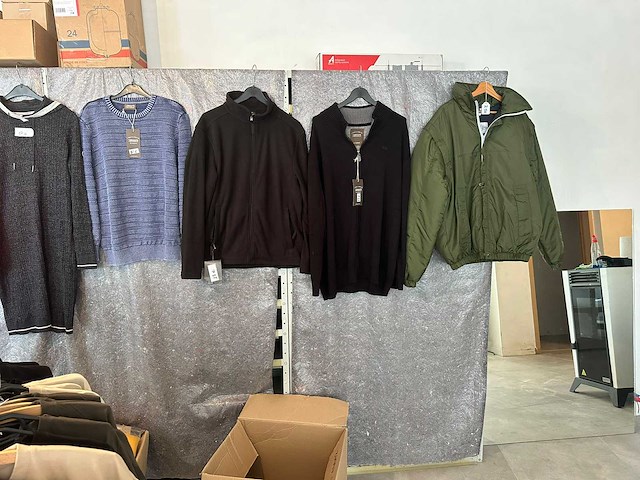 Partij kleding - afbeelding 2 van  8