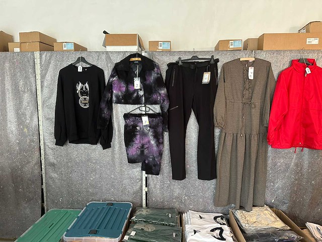 Partij kleding - afbeelding 3 van  8