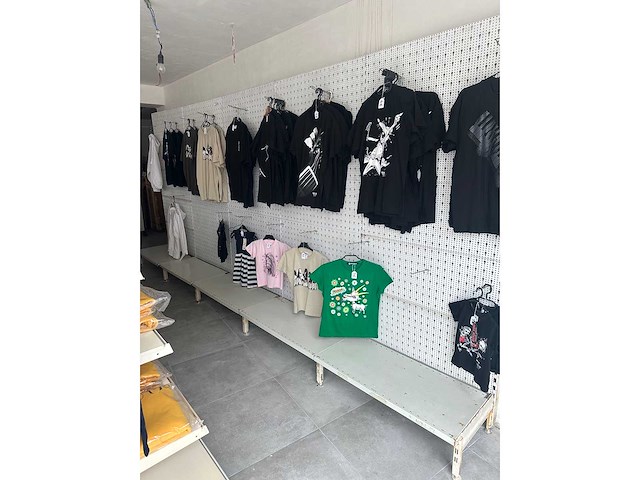 Partij kleding - afbeelding 7 van  8