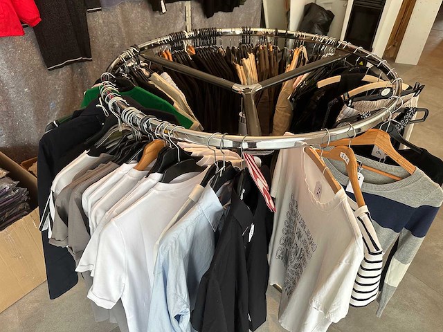 Partij kleding - afbeelding 8 van  8