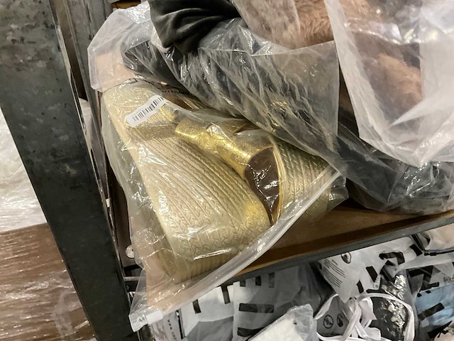 Partij kleding - afbeelding 3 van  7