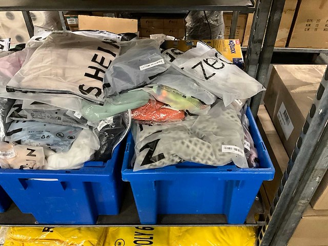 Partij kleding - afbeelding 5 van  7