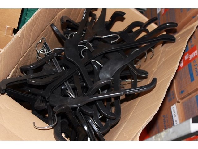 Partij kledinghangers doosje vol in ds 024 - afbeelding 1 van  3