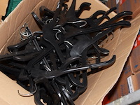 Partij kledinghangers doosje vol in ds 024 - afbeelding 3 van  3