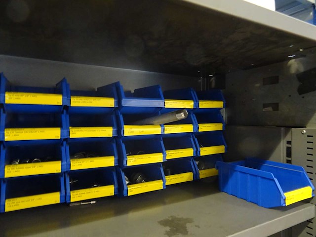 Partij kleinwaar en bevestingsmateriaal met kasten - afbeelding 2 van  20