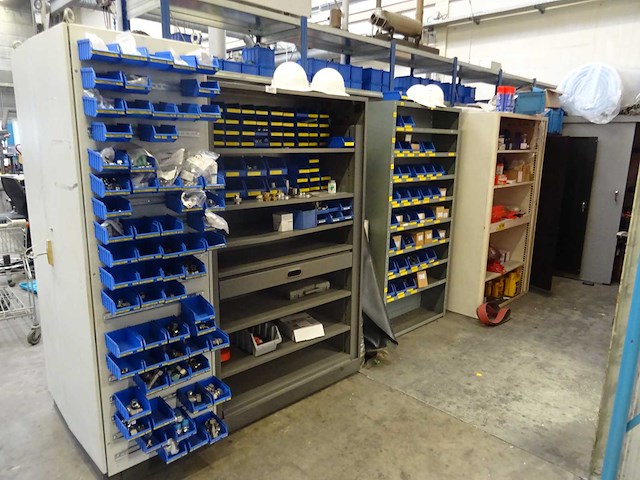 Partij kleinwaar en bevestingsmateriaal met kasten - afbeelding 1 van  20