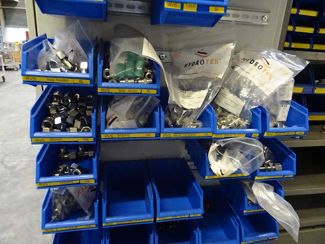 Partij kleinwaar en bevestingsmateriaal met kasten - afbeelding 14 van  20