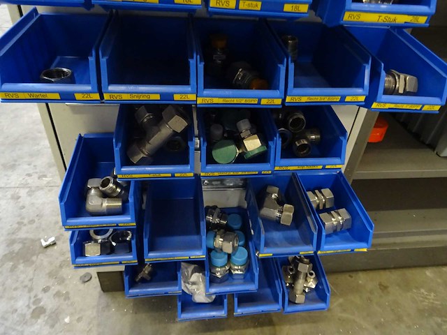 Partij kleinwaar en bevestingsmateriaal met kasten - afbeelding 16 van  20