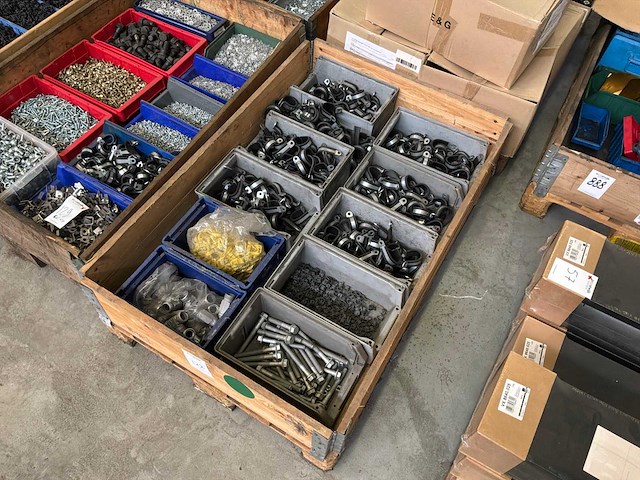 Partij klemmen en bouten - afbeelding 1 van  4