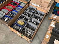 Partij klemmen en bouten - afbeelding 1 van  4
