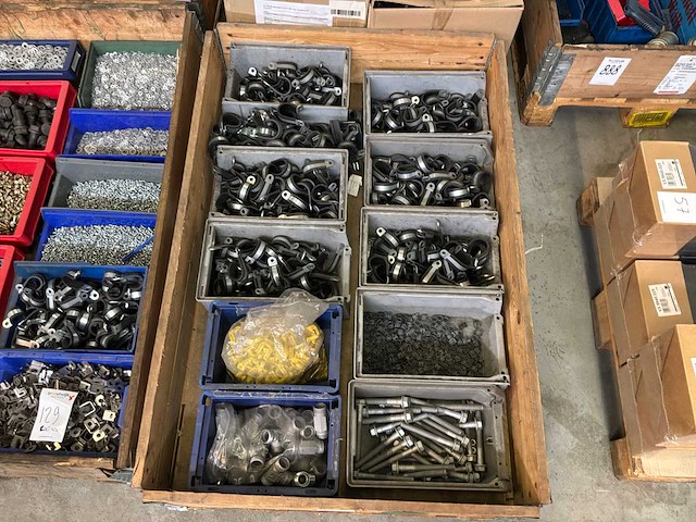 Partij klemmen en bouten - afbeelding 1 van  3