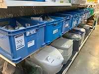 Partij klemmen en spanners in krat (8x) - afbeelding 1 van  11