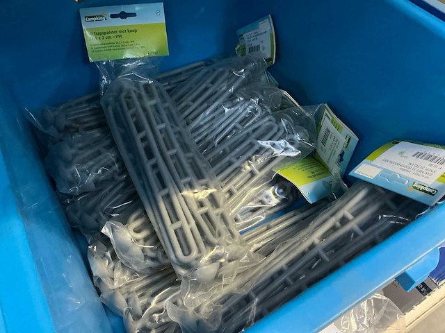 Partij klemmen en spanners in krat (8x) - afbeelding 10 van  11