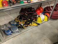 Partij klimbeveiliging en helmen