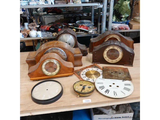 Partij klokkasten en klokonderdelen in doos - afbeelding 1 van  5